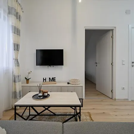 Apartment Uma *